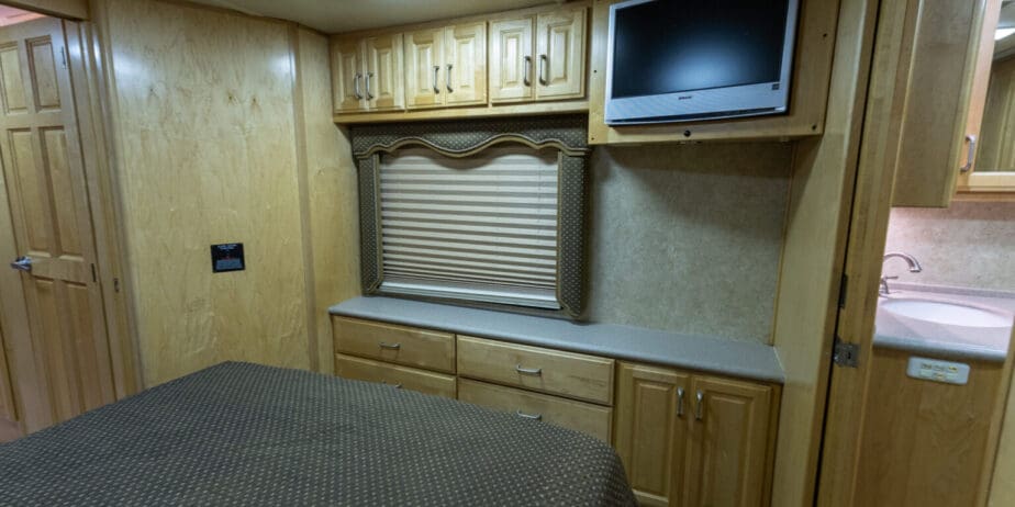 2006-American-Coach-Tradition-40Z-Interior-15-1536x1024-1