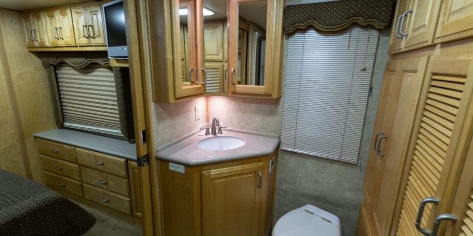 2006-American-Coach-Tradition-40Z-Interior-17-1536x1024-1
