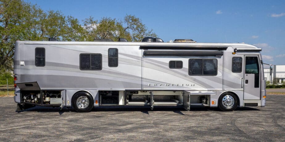 2006-American-Coach-Tradition-40Z-Outside-01-1536x1024-1