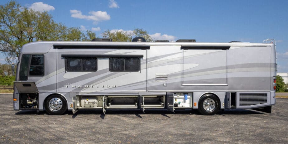 2006-American-Coach-Tradition-40Z-Outside-02-1536x1024-1