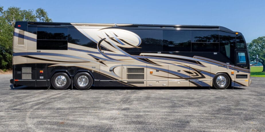 2009-Prevost-Liberty-Exterior-03