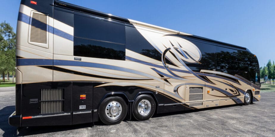 2009-Prevost-Liberty-Exterior-04