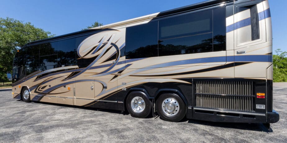 2009-Prevost-Liberty-Exterior-08