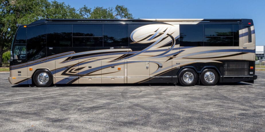 2009-Prevost-Liberty-Exterior-09