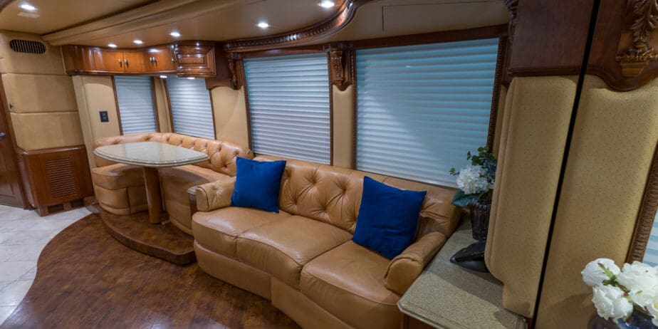 2009-Prevost-Liberty-Interior-03