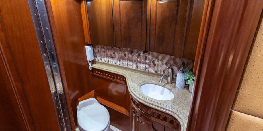 2009-Prevost-Liberty-Interior-10