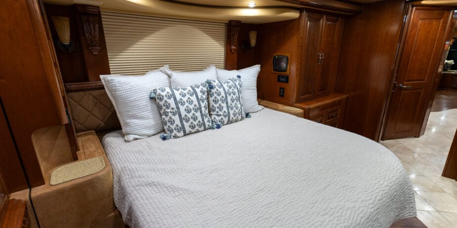 2009-Prevost-Liberty-Interior-17