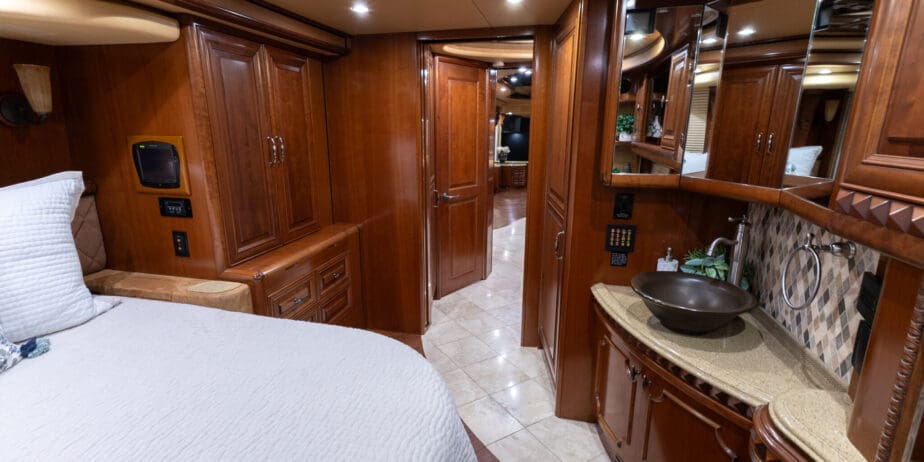 2009-Prevost-Liberty-Interior-19