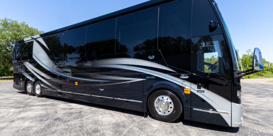 2025-Prevost-Marathon-H3-45-Exterior-02