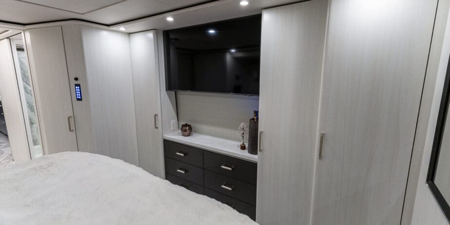 2025-Prevost-Marathon-H3-45-Interior-18