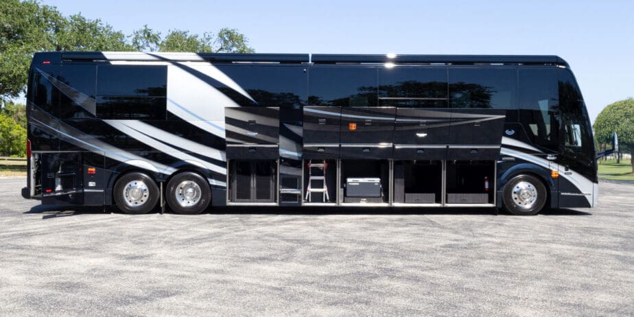 2025-Prevost-Marathon-H3-45-Outside-01