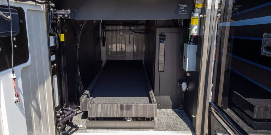 2025-Prevost-Marathon-H3-45-Outside-10