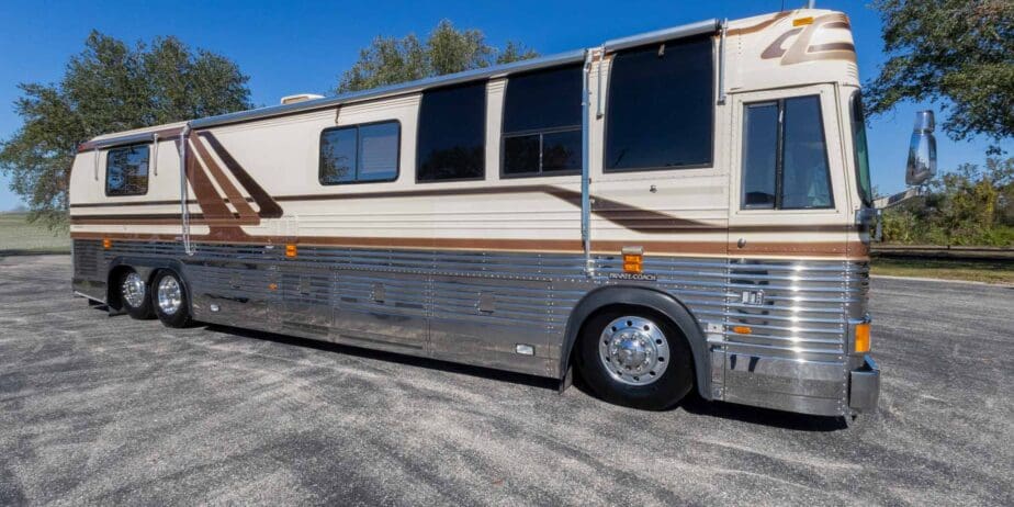 1991-Prevost-Country-Coach-40XL-Exterior-SM-02