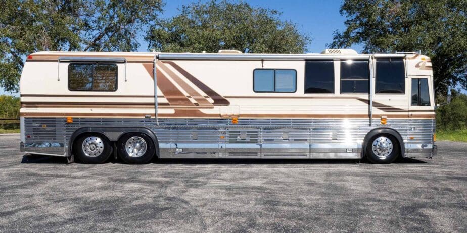 1991-Prevost-Country-Coach-40XL-Exterior-SM-03