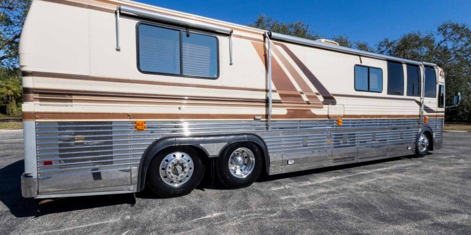 1991-Prevost-Country-Coach-40XL-Exterior-SM-04