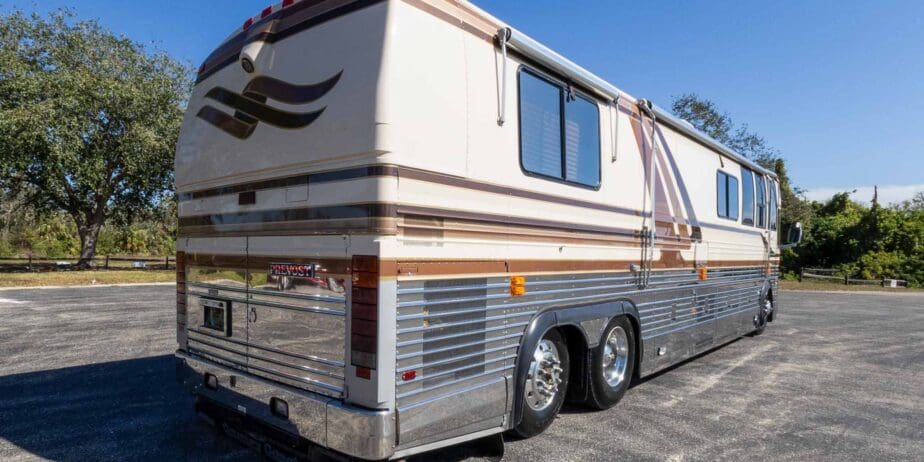 1991-Prevost-Country-Coach-40XL-Exterior-SM-05