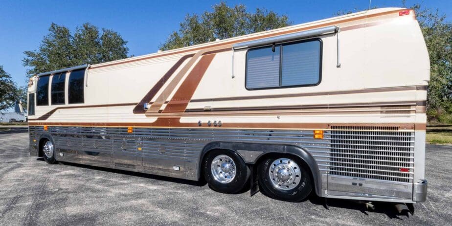 1991-Prevost-Country-Coach-40XL-Exterior-SM-08