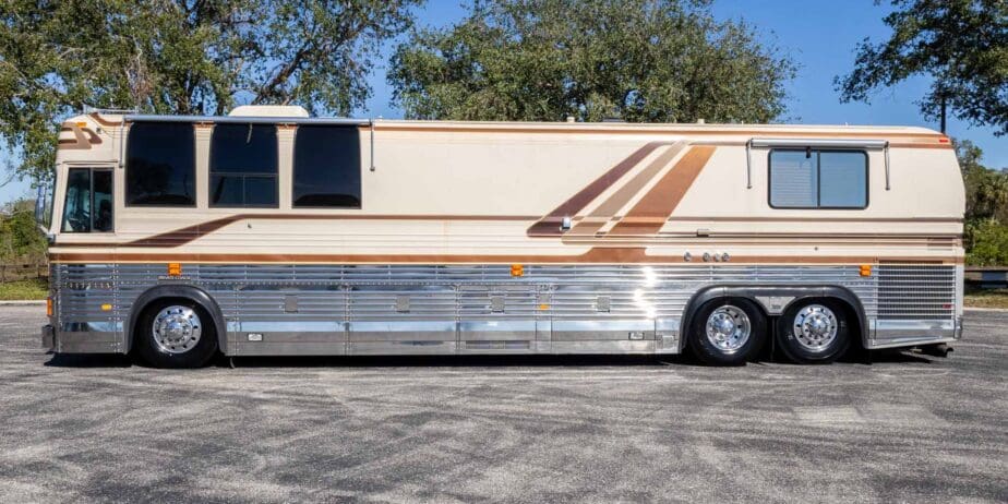 1991-Prevost-Country-Coach-40XL-Exterior-SM-09