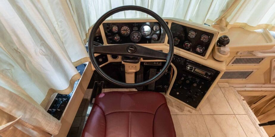1991-Prevost-Country-Coach-40XL-Interior-SM-01