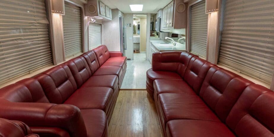 1991-Prevost-Country-Coach-40XL-Interior-SM-02