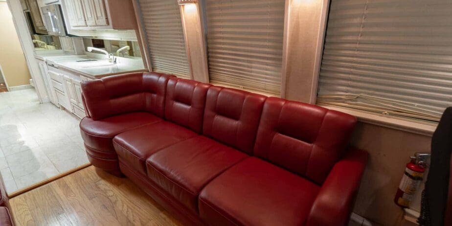 1991-Prevost-Country-Coach-40XL-Interior-SM-03