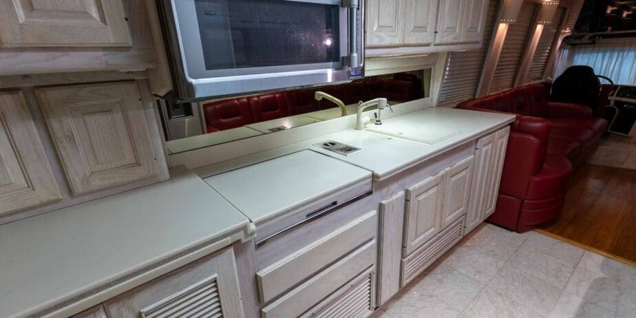 1991-Prevost-Country-Coach-40XL-Interior-SM-06