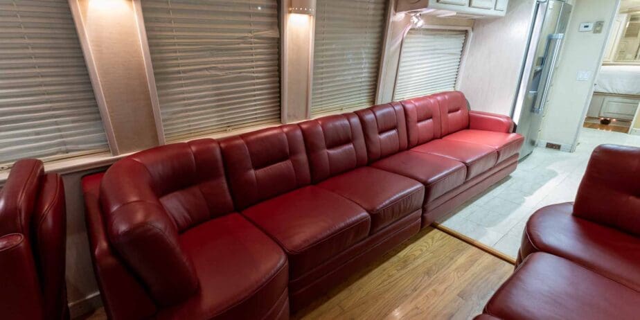 1991-Prevost-Country-Coach-40XL-Interior-SM-07