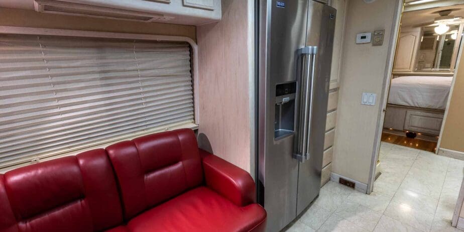 1991-Prevost-Country-Coach-40XL-Interior-SM-08