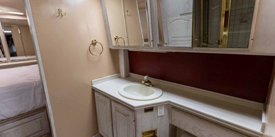 1991-Prevost-Country-Coach-40XL-Interior-SM-11
