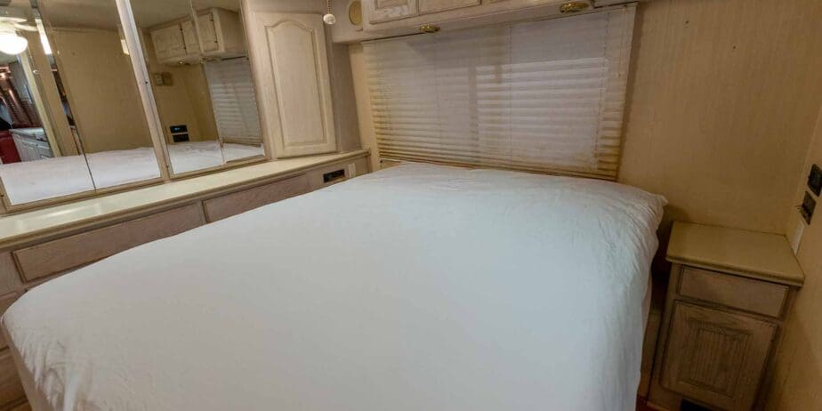 1991-Prevost-Country-Coach-40XL-Interior-SM-15