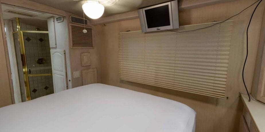 1991-Prevost-Country-Coach-40XL-Interior-SM-18