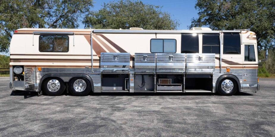 1991-Prevost-Country-Coach-40XL-Outside-SM-01