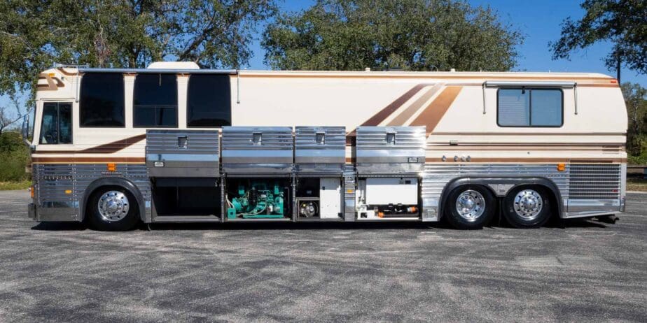 1991-Prevost-Country-Coach-40XL-Outside-SM-02
