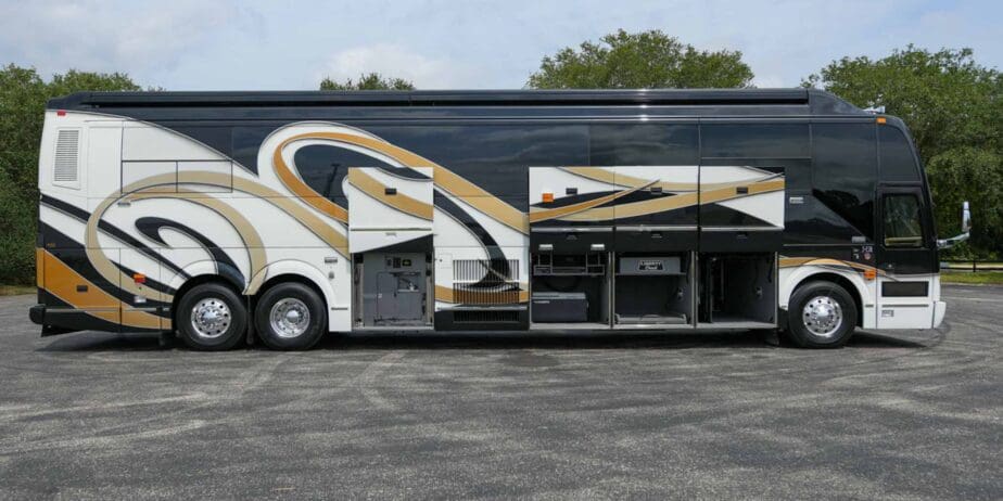 2003-Prevost-Liberty-Outside-SM-01