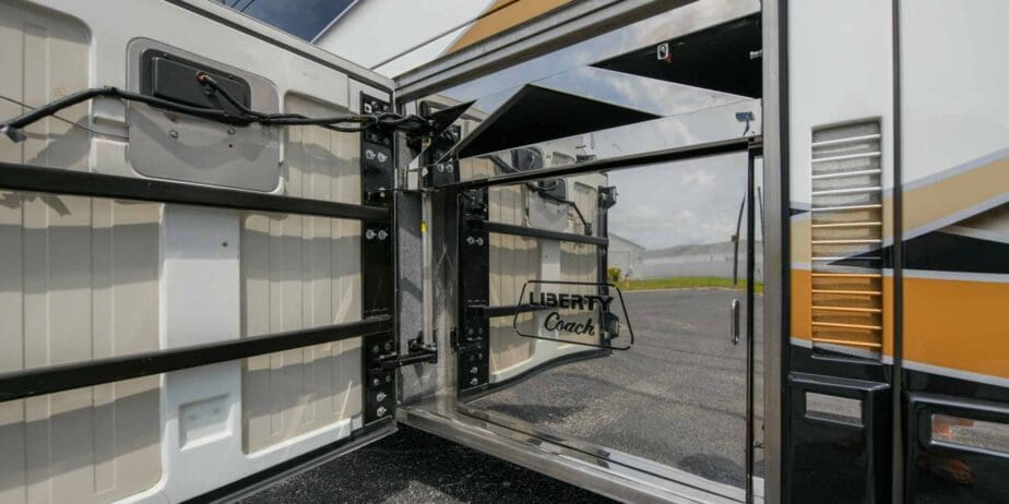 2003-Prevost-Liberty-Outside-SM-08