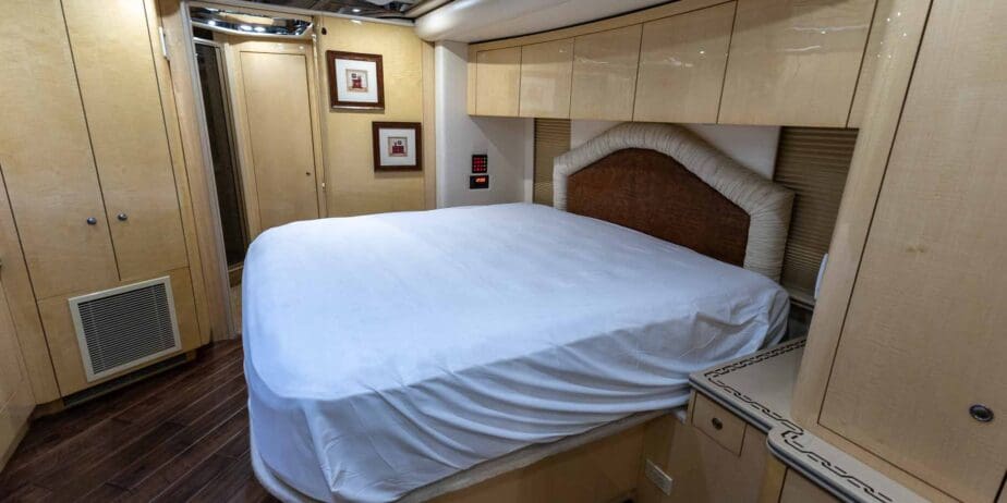 2009-Prevost-Featherlite-H345-Interior-SM-12