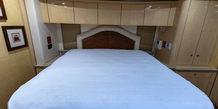 2009-Prevost-Featherlite-H345-Interior-SM-13