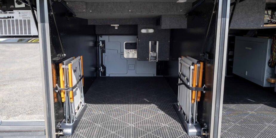 2009-Prevost-Featherlite-H345-Outside-SM-07