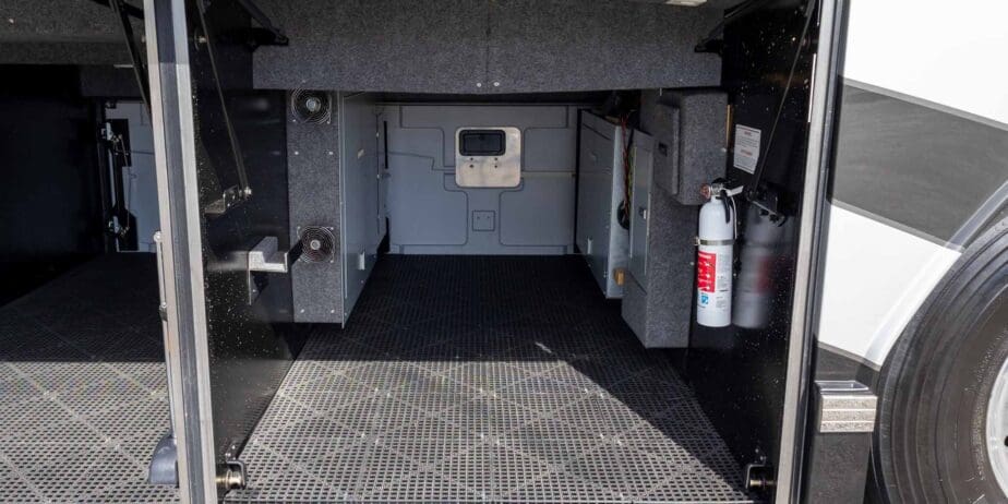 2009-Prevost-Featherlite-H345-Outside-SM-08