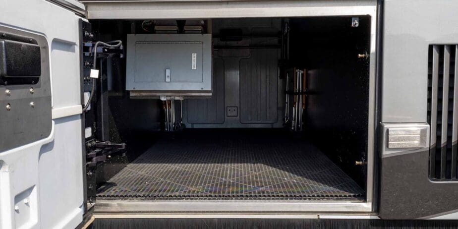 2009-Prevost-Featherlite-H345-Outside-SM-11