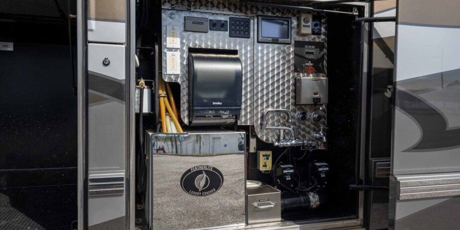 2009-Prevost-Featherlite-H345-Outside-SM-13