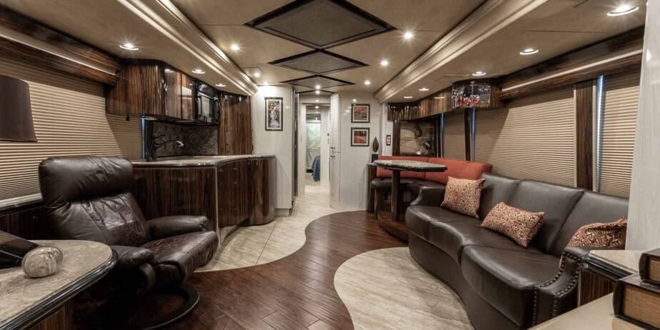 2009-Prevost-Marathon-Interior-SM-02