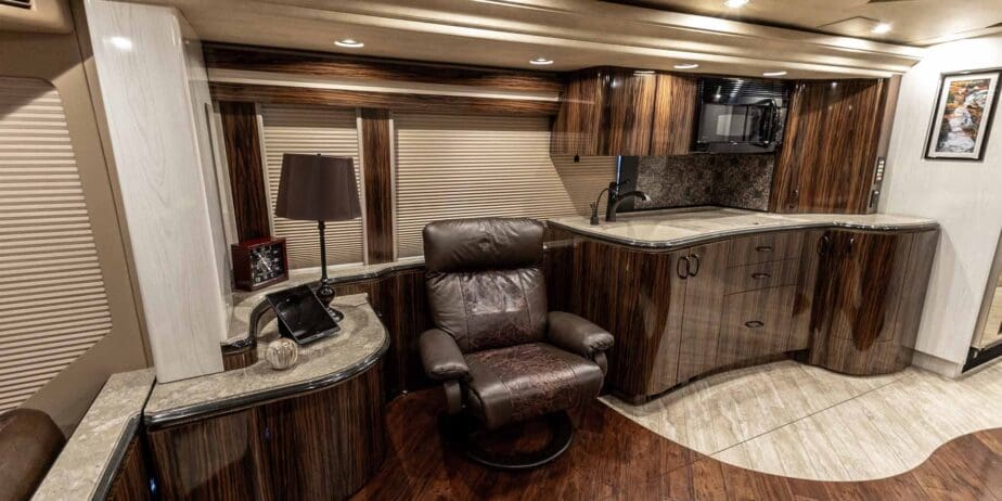 2009-Prevost-Marathon-Interior-SM-05