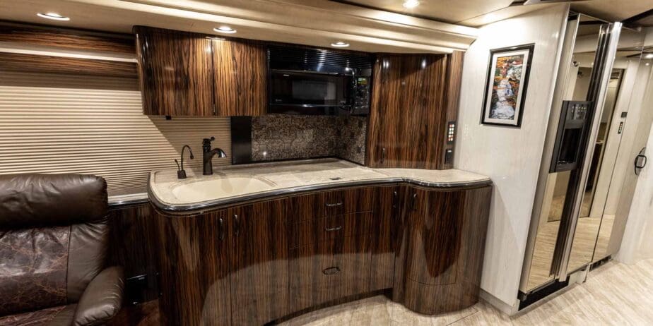 2009-Prevost-Marathon-Interior-SM-06