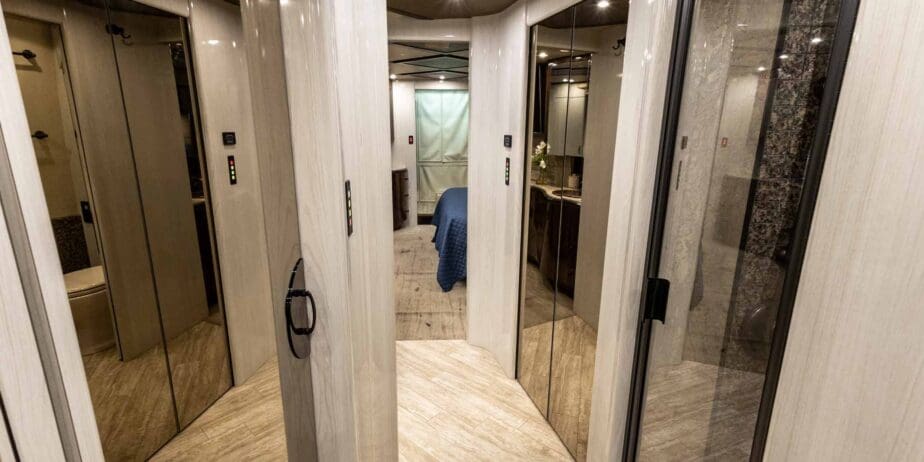 2009-Prevost-Marathon-Interior-SM-10