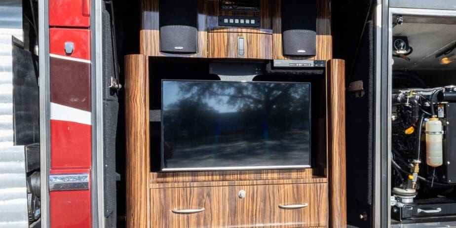 2009-Prevost-Marathon-Outside-SM-05