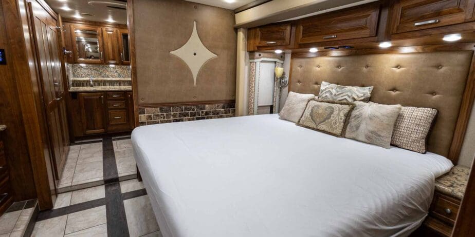 2016-Foretravel-Realm-LV3-Interior-12