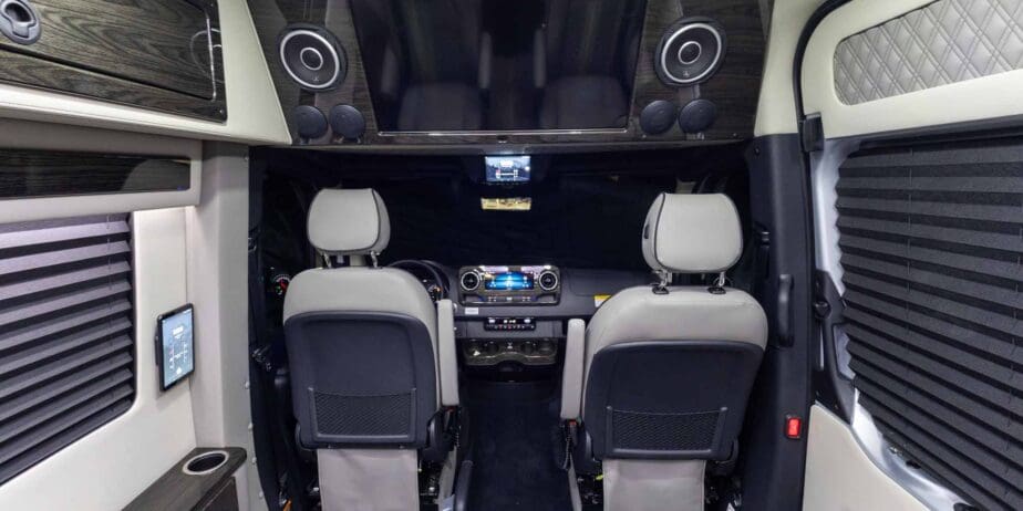 2025-OGV-V-Cruise-8OBA-Interior-03