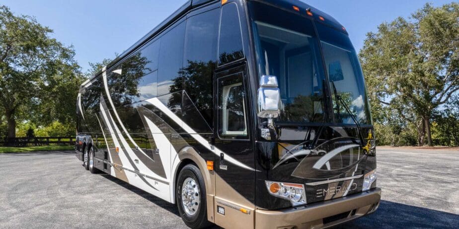 2021-Prevost-Emerald-Exterior-SM-01