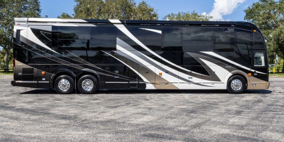 2021-Prevost-Emerald-Exterior-SM-03